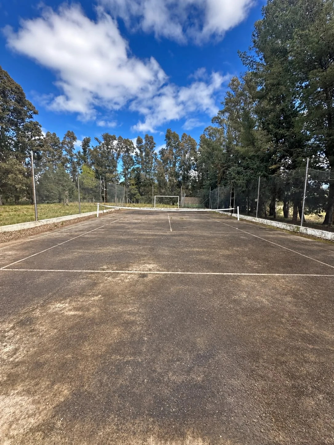 La cancha de La Caldenia, con red de tenis y arco de fútbol