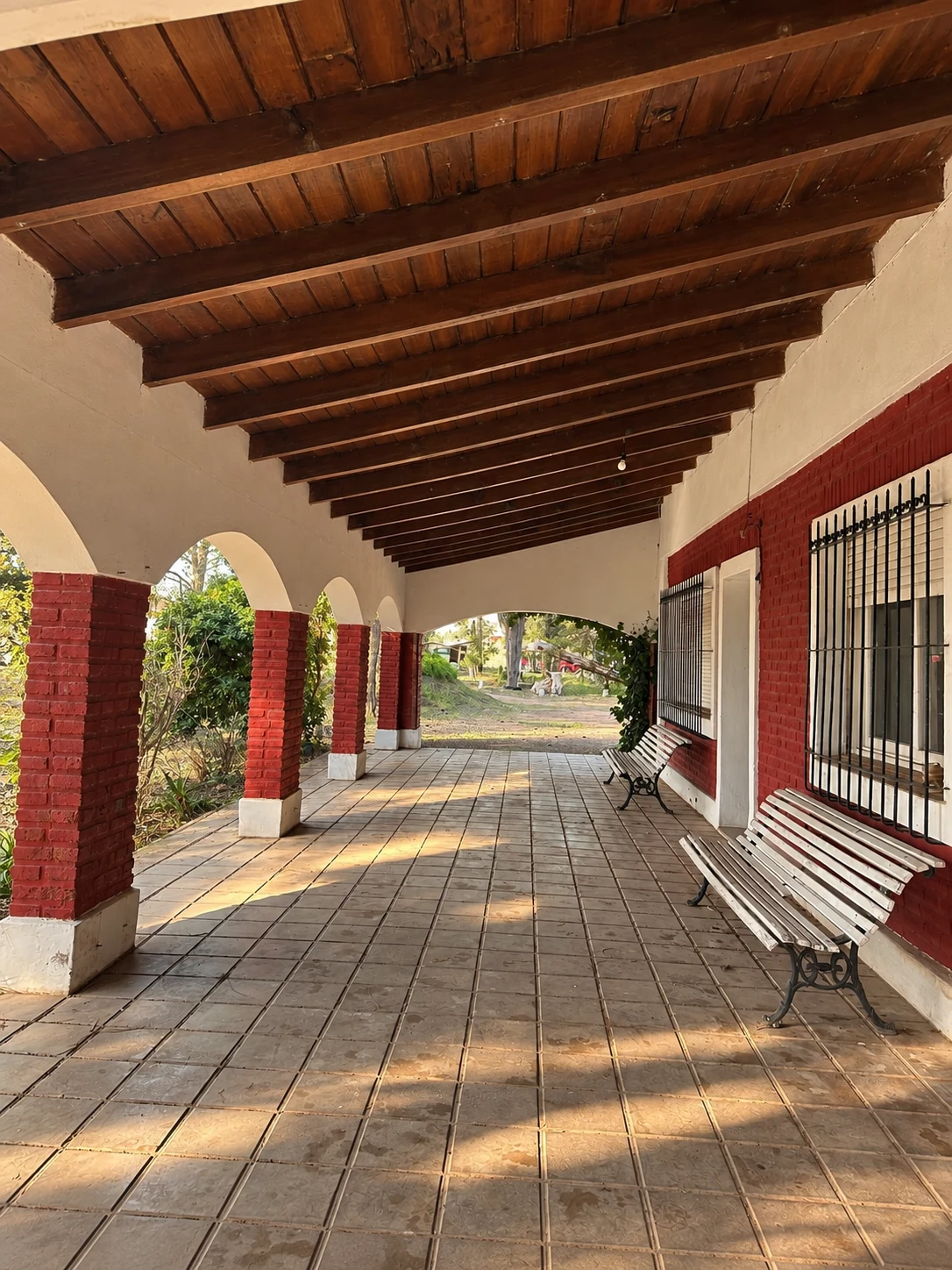 La galería exterior de la casa, con sus arcos y bancos